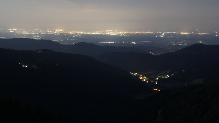 Dieses Bild zeigt eine Webcam-Aufnahme vom Achertal, aufgenommen am Freitag, den 11.07.2025 um 03:50 Uhr. Die Temperatur betrug 13.9°C.