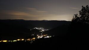 Dieses Bild zeigt eine Webcam-Aufnahme vom Achertal, aufgenommen am Donnerstag, den 23.07.2026 um 03:50 Uhr. Die Temperatur betrug 12.6°C.