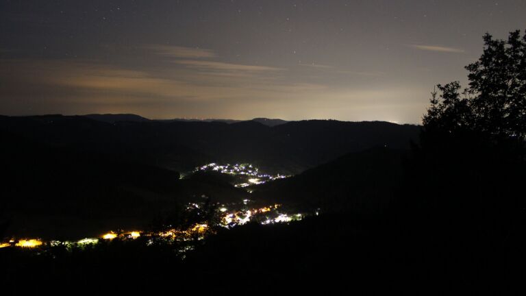 Dieses Bild zeigt eine Webcam-Aufnahme vom Achertal, aufgenommen am Donnerstag, den 23.07.2026 um 03:50 Uhr. Die Temperatur betrug 12.6°C.