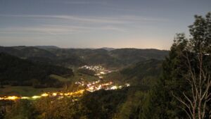 Dieses Bild zeigt eine Webcam-Aufnahme vom Achertal, aufgenommen am Mittwoch, den 28.10.2026 um 23:30 Uhr. Die Temperatur betrug 6.8°C.