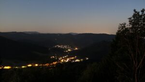 Dieses Bild zeigt eine Webcam-Aufnahme vom Achertal, aufgenommen am Mittwoch, den 29.07.2026 um 22:30 Uhr. Die Temperatur betrug 28.5°C.