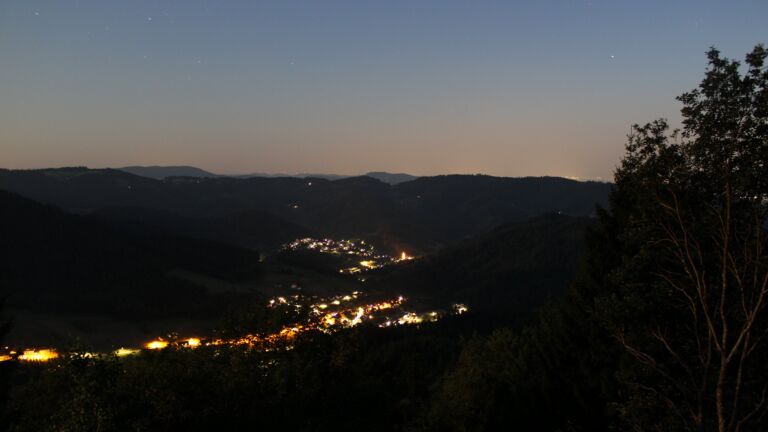 Dieses Bild zeigt eine Webcam-Aufnahme vom Achertal, aufgenommen am Mittwoch, den 29.07.2026 um 22:30 Uhr. Die Temperatur betrug 28.5°C.