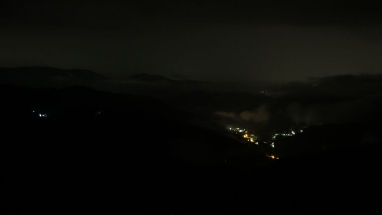 Dieses Bild zeigt eine Webcam-Aufnahme vom Achertal, aufgenommen am Montag, den 16.06.2025 um 01:00 Uhr. Die Temperatur betrug 9.9°C.