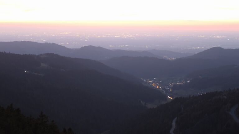 Dieses Bild zeigt eine Webcam-Aufnahme vom Achertal, aufgenommen am Dienstag, den 03.03.2026 um 18:50 Uhr. Die Temperatur betrug 6.9°C.