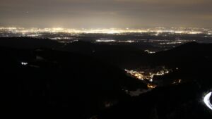 Dieses Bild zeigt eine Webcam-Aufnahme vom Achertal, aufgenommen am Dienstag, den 13.01.2026 um 20:30 Uhr. Die Temperatur betrug 6.4°C.