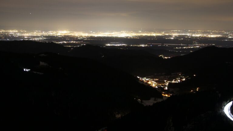 Dieses Bild zeigt eine Webcam-Aufnahme vom Achertal, aufgenommen am Dienstag, den 13.01.2026 um 20:30 Uhr. Die Temperatur betrug 6.4°C.
