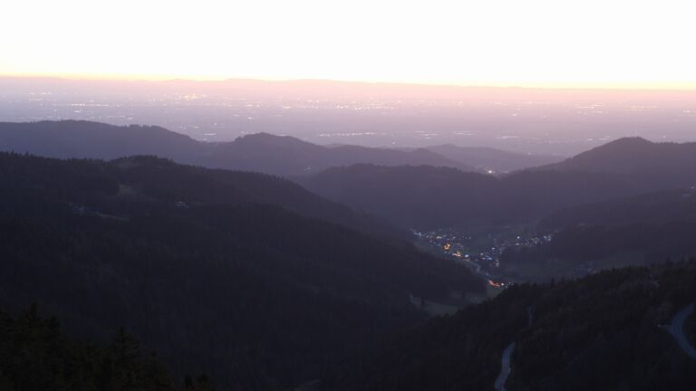 Dieses Bild zeigt eine Webcam-Aufnahme vom Achertal, aufgenommen am Dienstag, den 07.04.2026 um 20:40 Uhr. Die Temperatur betrug 10.9°C.