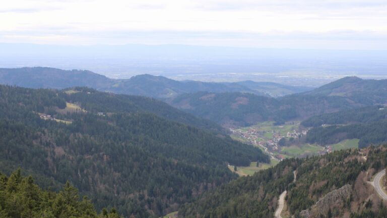 Dieses Bild zeigt eine Webcam-Aufnahme vom Achertal, aufgenommen am Freitag, den 13.03.2026 um 14:30 Uhr. Die Temperatur betrug 8.6°C.