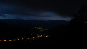 Dieses Bild zeigt eine Webcam-Aufnahme vom Achertal, aufgenommen am Dienstag, den 09.06.2026 um 04:30 Uhr. Die Temperatur betrug 13.3°C.