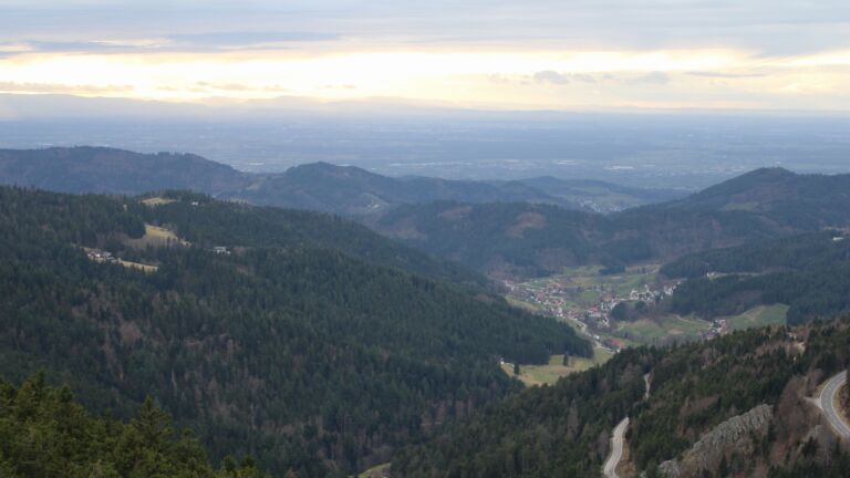 Dieses Bild zeigt eine Webcam-Aufnahme vom Achertal, aufgenommen am Samstag, den 28.02.2026 um 17:10 Uhr. Die Temperatur betrug 4.2°C.