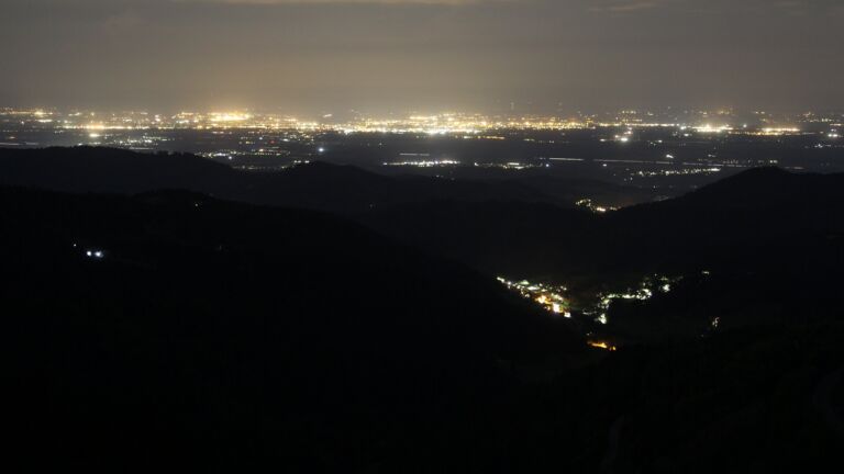 Dieses Bild zeigt eine Webcam-Aufnahme vom Achertal, aufgenommen am Samstag, den 02.05.2026 um 23:30 Uhr. Die Temperatur betrug 16.6°C.