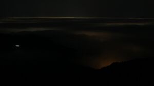 Dieses Bild zeigt eine Webcam-Aufnahme vom Achertal, aufgenommen am Dienstag, den 23.12.2025 um 04:00 Uhr. Die Temperatur betrug 7.8°C.