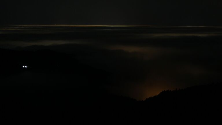 Dieses Bild zeigt eine Webcam-Aufnahme vom Achertal, aufgenommen am Dienstag, den 23.12.2025 um 04:00 Uhr. Die Temperatur betrug 7.8°C.