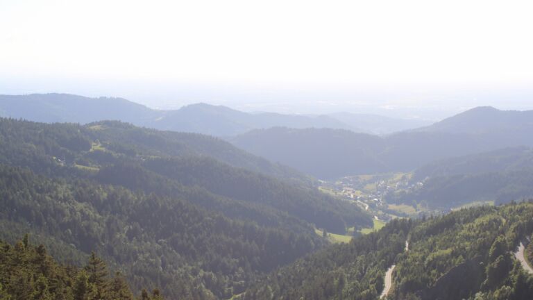 Dieses Bild zeigt eine Webcam-Aufnahme vom Achertal, aufgenommen am Freitag, den 30.05.2025 um 19:10 Uhr. Die Temperatur betrug 21.8°C.