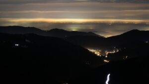 Dieses Bild zeigt eine Webcam-Aufnahme vom Achertal, aufgenommen am Freitag, den 23.01.2026 um 19:30 Uhr. Die Temperatur betrug 4.4°C.