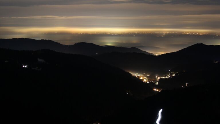 Dieses Bild zeigt eine Webcam-Aufnahme vom Achertal, aufgenommen am Freitag, den 23.01.2026 um 19:30 Uhr. Die Temperatur betrug 4.4°C.