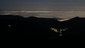 Dieses Bild zeigt eine Webcam-Aufnahme vom Achertal, aufgenommen am Donnerstag, den 26.02.2026 um 03:30 Uhr. Die Temperatur betrug 9.9°C.