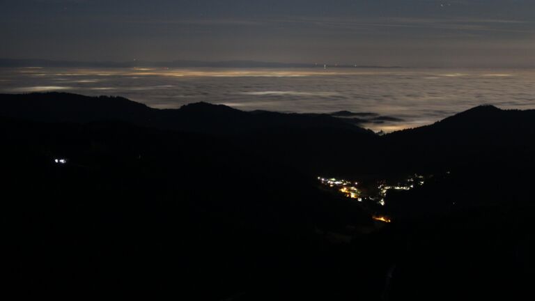 Dieses Bild zeigt eine Webcam-Aufnahme vom Achertal, aufgenommen am Donnerstag, den 26.02.2026 um 03:30 Uhr. Die Temperatur betrug 9.9°C.