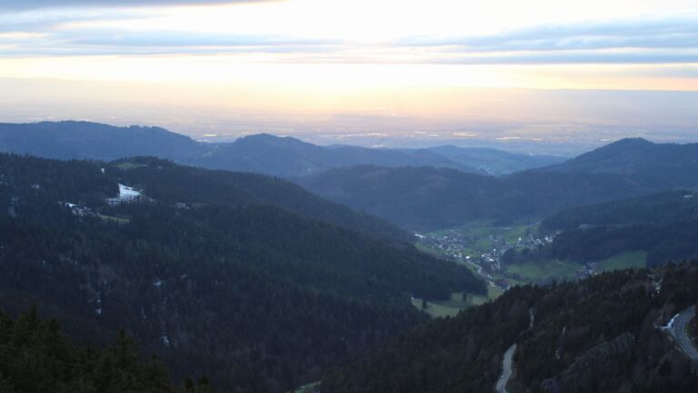 Dieses Bild zeigt eine Webcam-Aufnahme vom Achertal, aufgenommen am Samstag, den 04.04.2026 um 19:40 Uhr. Die Temperatur betrug 7.7°C.