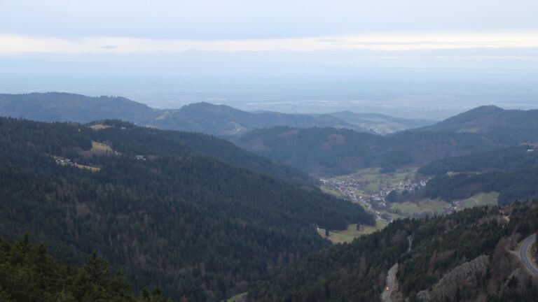 Dieses Bild zeigt eine Webcam-Aufnahme vom Achertal, aufgenommen am Freitag, den 19.12.2025 um 16:00 Uhr. Die Temperatur betrug 7.1°C.