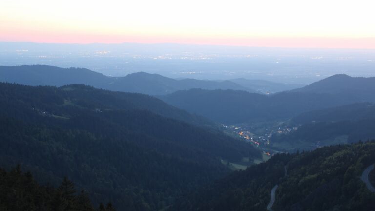 Dieses Bild zeigt eine Webcam-Aufnahme vom Achertal, aufgenommen am Mittwoch, den 14.05.2025 um 21:40 Uhr. Die Temperatur betrug 14°C.