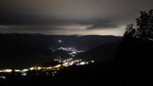 Dieses Bild zeigt eine Webcam-Aufnahme vom Achertal, aufgenommen am Freitag, den 16.10.2026 um 23:30 Uhr. Die Temperatur betrug 15.3°C.
