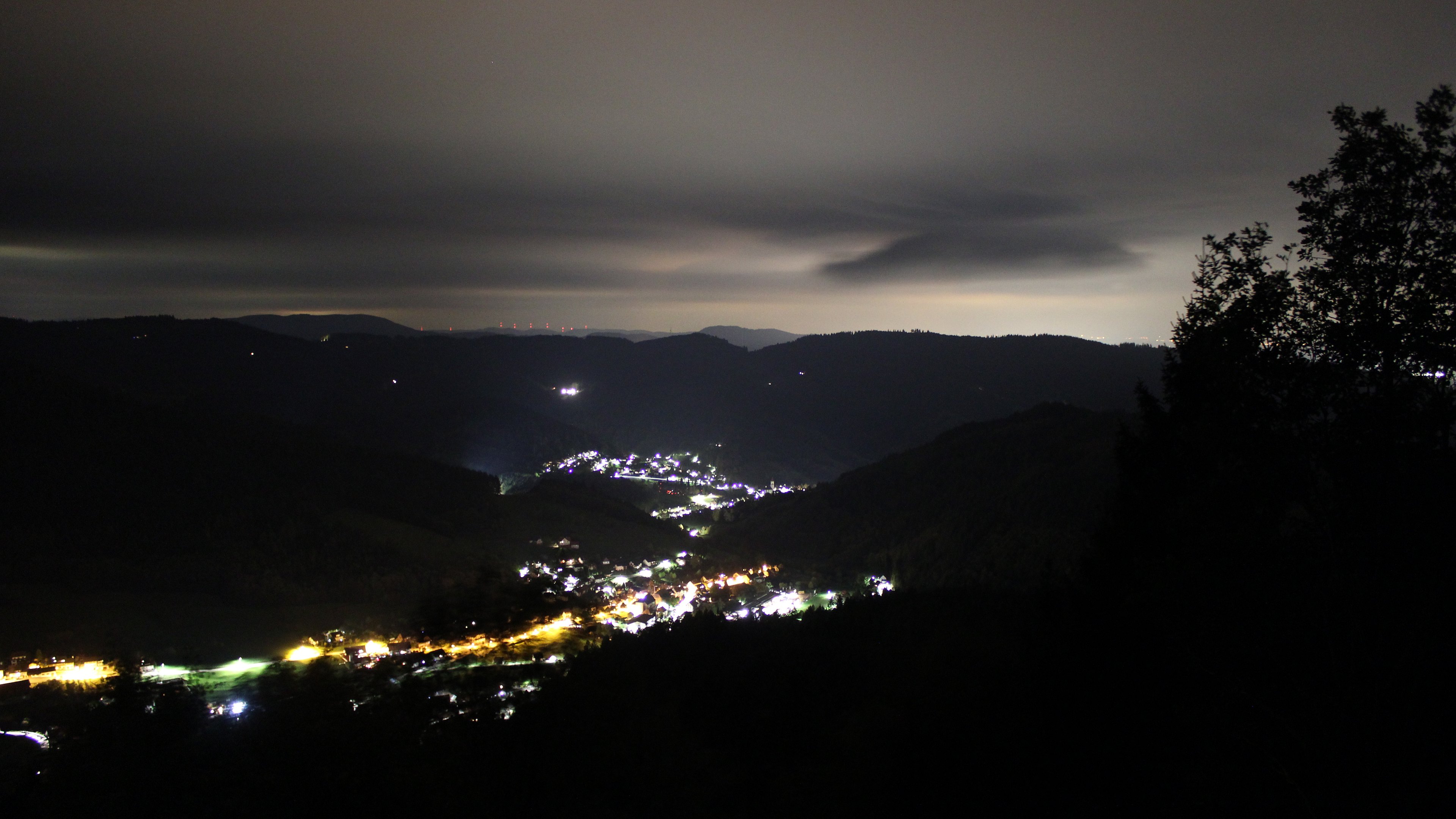 Dieses Bild zeigt eine Webcam-Aufnahme vom Achertal, aufgenommen am Freitag, den 16.10.2026 um 23:30 Uhr. Die Temperatur betrug 15.3°C.