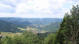 Dieses Bild zeigt eine Webcam-Aufnahme vom Achertal, aufgenommen am Montag, den 27.07.2026 um 13:30 Uhr. Die Temperatur betrug 20.7°C.