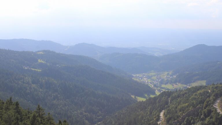Dieses Bild zeigt eine Webcam-Aufnahme vom Achertal, aufgenommen am Freitag, den 22.08.2025 um 17:20 Uhr. Die Temperatur betrug 14.6°C.