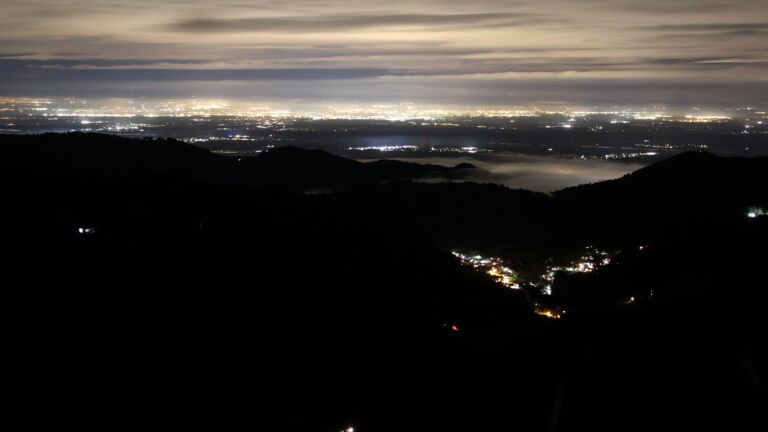 Dieses Bild zeigt eine Webcam-Aufnahme vom Achertal, aufgenommen am Sonntag, den 30.11.2025 um 06:10 Uhr. Die Temperatur betrug 5.1°C.