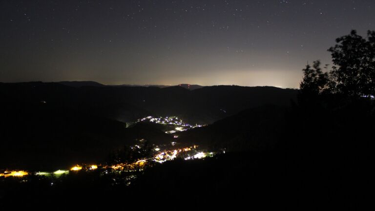 Dieses Bild zeigt eine Webcam-Aufnahme vom Achertal, aufgenommen am Dienstag, den 22.09.2026 um 04:30 Uhr. Die Temperatur betrug 10.4°C.