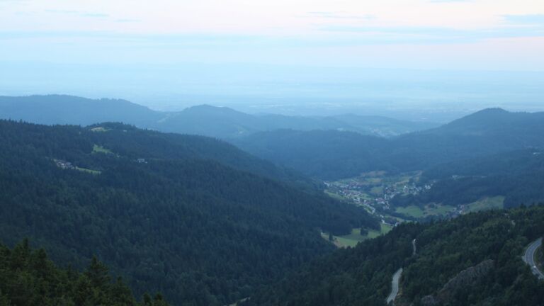 Dieses Bild zeigt eine Webcam-Aufnahme vom Achertal, aufgenommen am Freitag, den 25.07.2025 um 06:00 Uhr. Die Temperatur betrug 13.1°C.