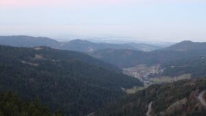 Dieses Bild zeigt eine Webcam-Aufnahme vom Achertal, aufgenommen am Freitag, den 12.12.2025 um 08:00 Uhr. Die Temperatur betrug 7.6°C.