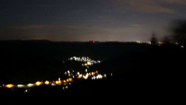 Dieses Bild zeigt eine Webcam-Aufnahme vom Achertal, aufgenommen am Montag, den 24.08.2026 um 02:00 Uhr. Die Temperatur betrug 13.5°C.