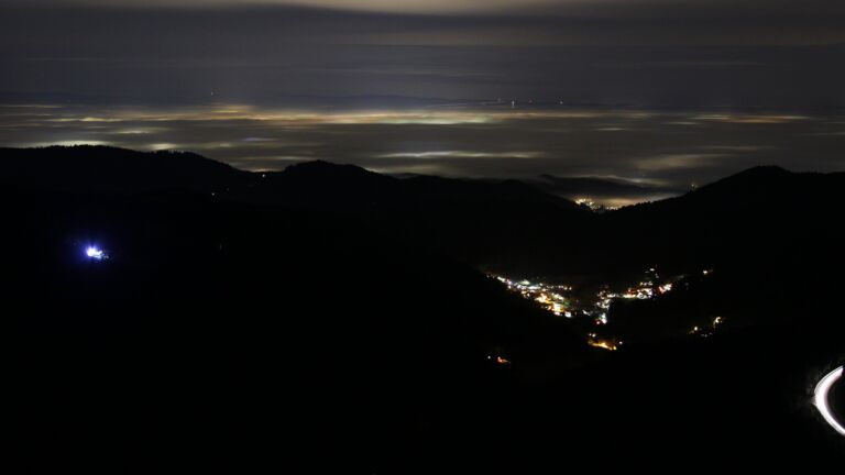 Dieses Bild zeigt eine Webcam-Aufnahme vom Achertal, aufgenommen am Dienstag, den 16.12.2025 um 23:00 Uhr. Die Temperatur betrug 6.6°C.