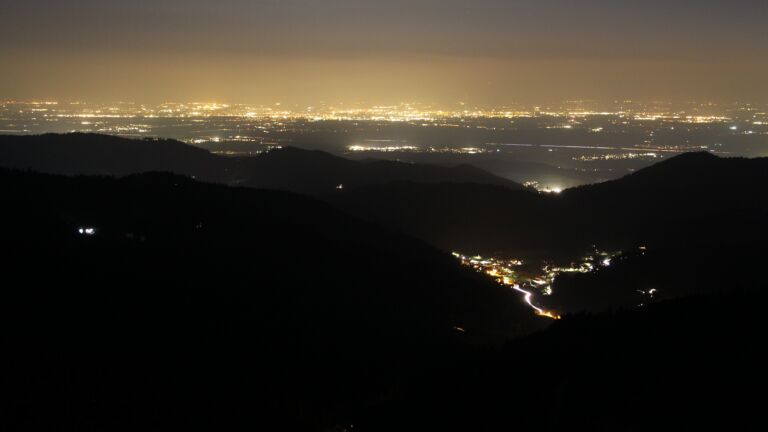 Dieses Bild zeigt eine Webcam-Aufnahme vom Achertal, aufgenommen am Donnerstag, den 19.03.2026 um 20:10 Uhr. Die Temperatur betrug 4.8°C.