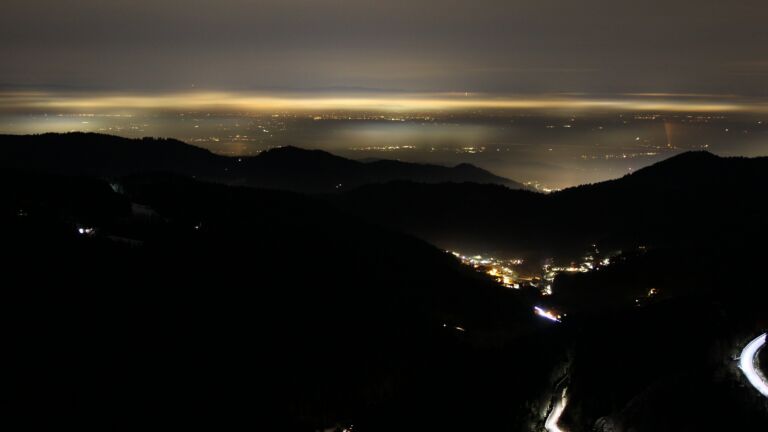 Dieses Bild zeigt eine Webcam-Aufnahme vom Achertal, aufgenommen am Samstag, den 17.01.2026 um 20:30 Uhr. Die Temperatur betrug 5.8°C.