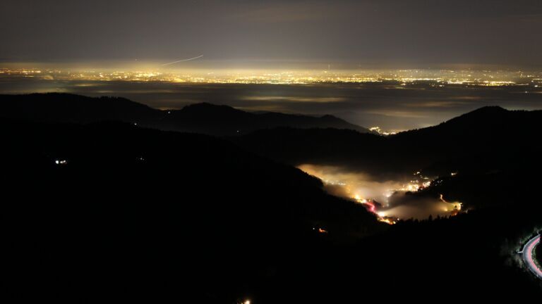 Dieses Bild zeigt eine Webcam-Aufnahme vom Achertal, aufgenommen am Sonntag, den 21.12.2025 um 19:00 Uhr. Die Temperatur betrug 8.3°C.