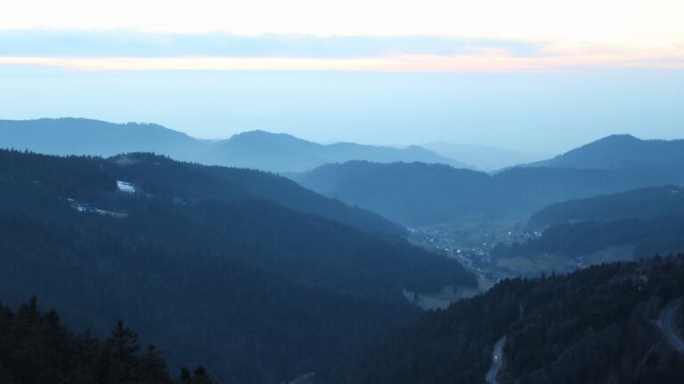 Dieses Bild zeigt eine Webcam-Aufnahme vom Achertal, aufgenommen am Montag, den 09.02.2026 um 17:50 Uhr. Die Temperatur betrug 2.8°C.