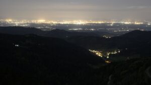 Dieses Bild zeigt eine Webcam-Aufnahme vom Achertal, aufgenommen am Montag, den 27.04.2026 um 22:00 Uhr. Die Temperatur betrug 10.2°C.