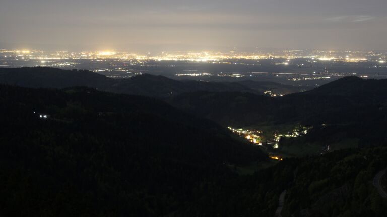 Dieses Bild zeigt eine Webcam-Aufnahme vom Achertal, aufgenommen am Montag, den 27.04.2026 um 22:00 Uhr. Die Temperatur betrug 10.2°C.