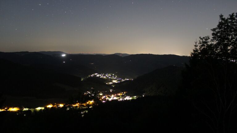 Dieses Bild zeigt eine Webcam-Aufnahme vom Achertal, aufgenommen am Sonntag, den 05.07.2026 um 00:30 Uhr. Die Temperatur betrug 18.6°C.