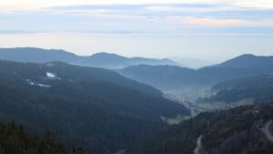 Dieses Bild zeigt eine Webcam-Aufnahme vom Achertal, aufgenommen am Donnerstag, den 05.02.2026 um 17:10 Uhr. Die Temperatur betrug 4.4°C.