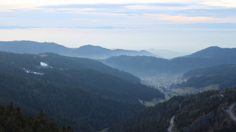 Dieses Bild zeigt eine Webcam-Aufnahme vom Achertal, aufgenommen am Donnerstag, den 05.02.2026 um 17:10 Uhr. Die Temperatur betrug 4.4°C.