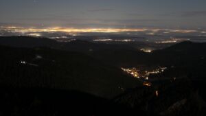 Dieses Bild zeigt eine Webcam-Aufnahme vom Achertal, aufgenommen am Dienstag, den 03.02.2026 um 21:00 Uhr. Die Temperatur betrug 2.6°C.