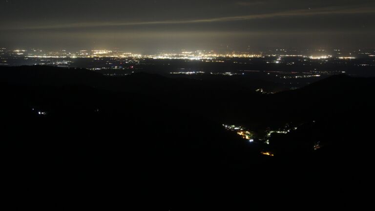 Dieses Bild zeigt eine Webcam-Aufnahme vom Achertal, aufgenommen am Montag, den 25.08.2025 um 03:30 Uhr. Die Temperatur betrug 10.5°C.