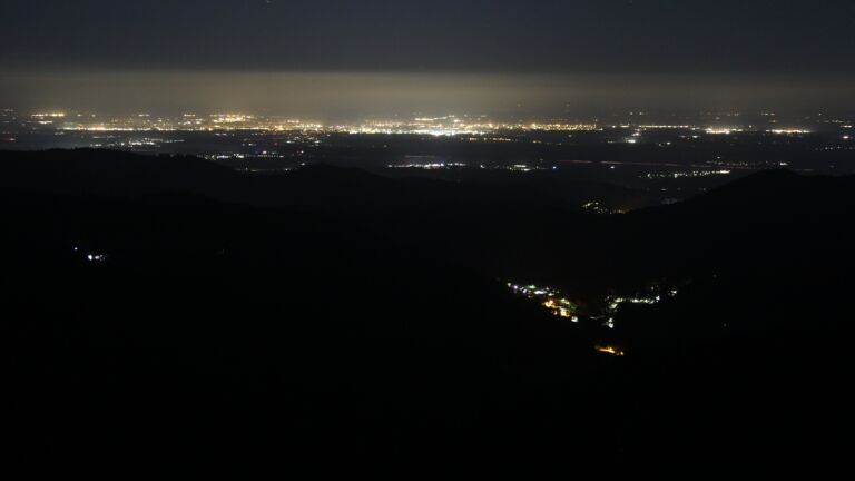 Dieses Bild zeigt eine Webcam-Aufnahme vom Achertal, aufgenommen am Mittwoch, den 15.10.2025 um 01:30 Uhr. Die Temperatur betrug 5.6°C.