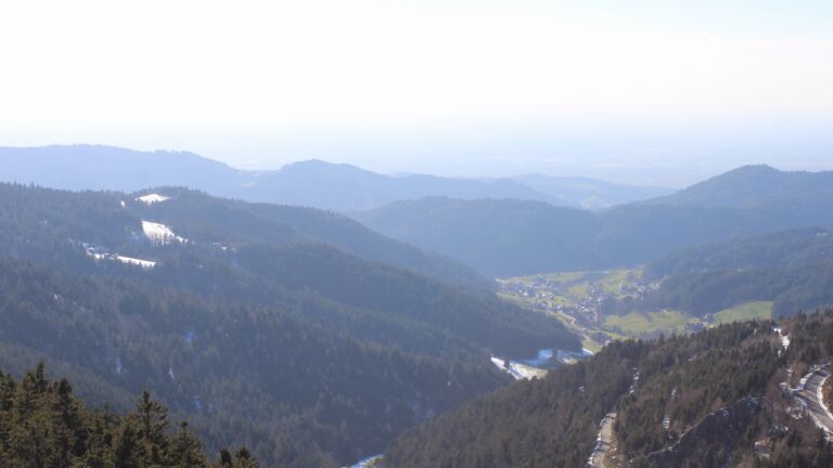 Dieses Bild zeigt eine Webcam-Aufnahme vom Achertal, aufgenommen am Donnerstag, den 02.04.2026 um 17:40 Uhr. Die Temperatur betrug 5.9°C.