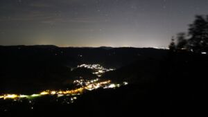 Dieses Bild zeigt eine Webcam-Aufnahme vom Achertal, aufgenommen am Montag, den 12.10.2026 um 22:00 Uhr. Die Temperatur betrug 10.6°C.