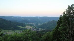Dieses Bild zeigt eine Webcam-Aufnahme vom Achertal, aufgenommen am Dienstag, den 26.05.2026 um 05:50 Uhr. Die Temperatur betrug 21.1°C.